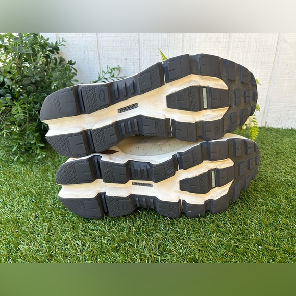 ON Cloudwander Waterproof  women size 9.5 
COLOR: SAND | IVORY $ 170 - Picture 15 of 16